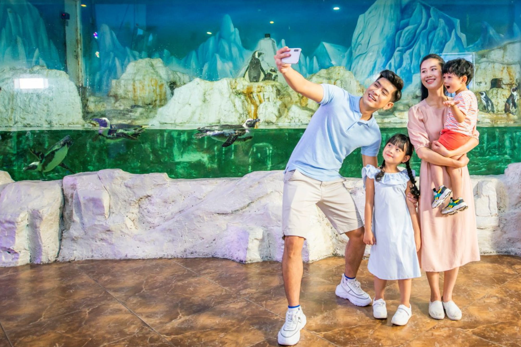 Vinpearl Aquarium Times City Hanoi Ticket - Entdecken Sie das Vinpearl Aquarium Times City in Hanoi mit thematischen Meereszonen, einem 180-Grad-Unterwassertunnel und eindrucksvollen 3D-Ausstellungen. Perfekt für Familien und Kinder. Vinpearl Aquarium Times City Hanoi Ticket - Bild 3 von 5