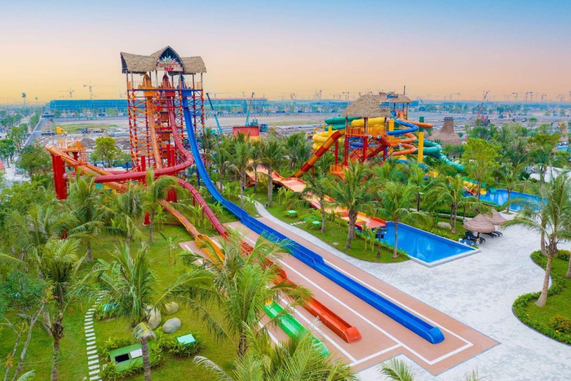 Billet pour le parc aquatique VinWonders Hanoï - Profitez du VinWonders Hanoi Parc Aquatique avec des toboggans aquatiques passionnants, des aires de jeux sur le thème de l'océan, et des piscines intérieures et extérieures ouvertes toute l'année. Un parc aquatique familial de premier plan à Hanoï. Billet pour le parc aquatique VinWonders Hanoï - Image 1 sur 5