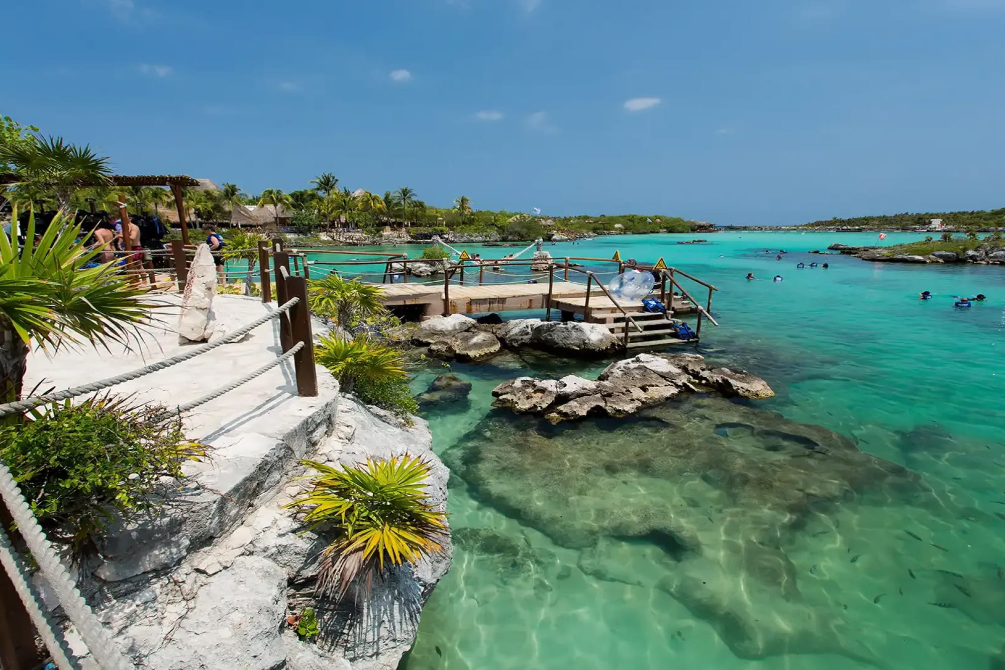 Xel-Há Park - Esplora Xel-Há Park, un parco eco-avventura all-inclusive nella Riviera Maya. Goditi snorkeling illimitato, galleggiamento sul fiume, zipline, salti dalle scogliere, scivoli d'acqua e cibo e bevande inclusi. Perfetto per gli amanti della natura e dell'avventura. Xel-Há Park - Immagine 4 di 5