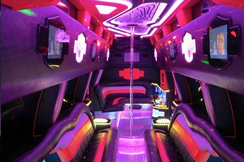 F550 Big Red Party Limo - (25 Pax) - Image 6 of 7