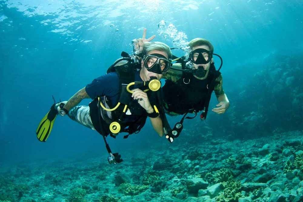Excursion d'initiation à la plongée sous-marine en bord de mer - Dubaï - Vivez l'expérience Découvrir la plongée sous-marine à Dubaï. Nos instructeurs de plongée certifiés vous guideront pas à pas. Nous commencerons par des briefings sur la sécurité et l'équipement lors du trajet vers les sites de plongée de Dubaï. Suit ensuite un aperçu des faits généraux sur la plongée sous-marine ainsi que des démonstrations de base et pratiques une fois dans l'eau. Excursion d'initiation à la plongée sous-marine en bord de mer - Dubaï - Image 3 sur 5
