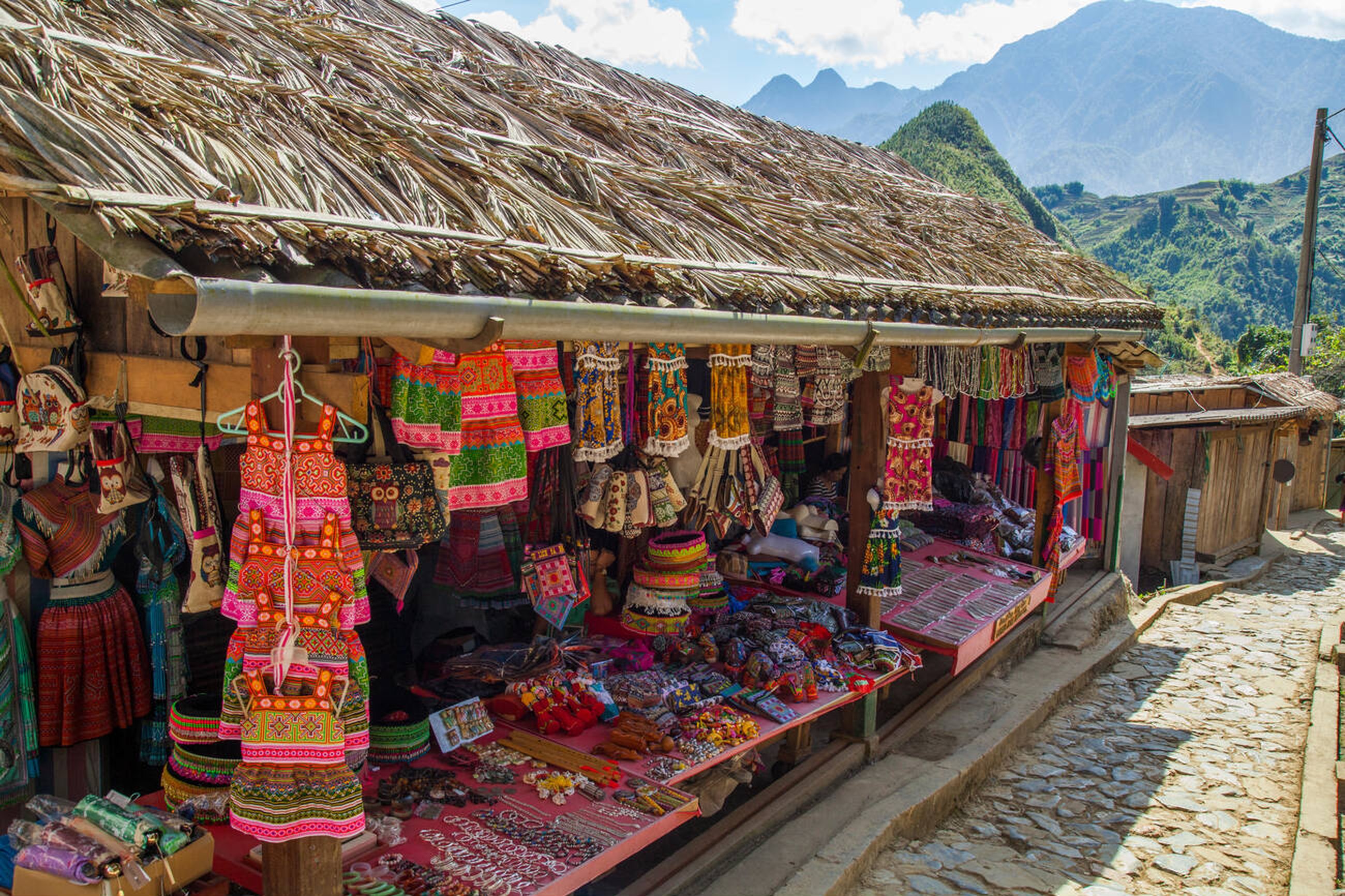 Tour del Nord del Vietnam 06 Notti 07 Giorni - Esplora il nord del Vietnam in 7 giorni! Scopri i monumenti di Hanoi, fai trekking al Villaggio Cat Cat a Sapa e naviga nella splendida Baia di Halong. Include pasti selezionati, trasferimenti, guide e esperienze opzionali come tour di street food, giri in Vespa e corsi di cucina. Perfetto per viaggiatori al primo viaggio in cerca di cultura, natura e avventura. Tour del Nord del Vietnam 06 Notti 07 Giorni - Immagine 4 di 5