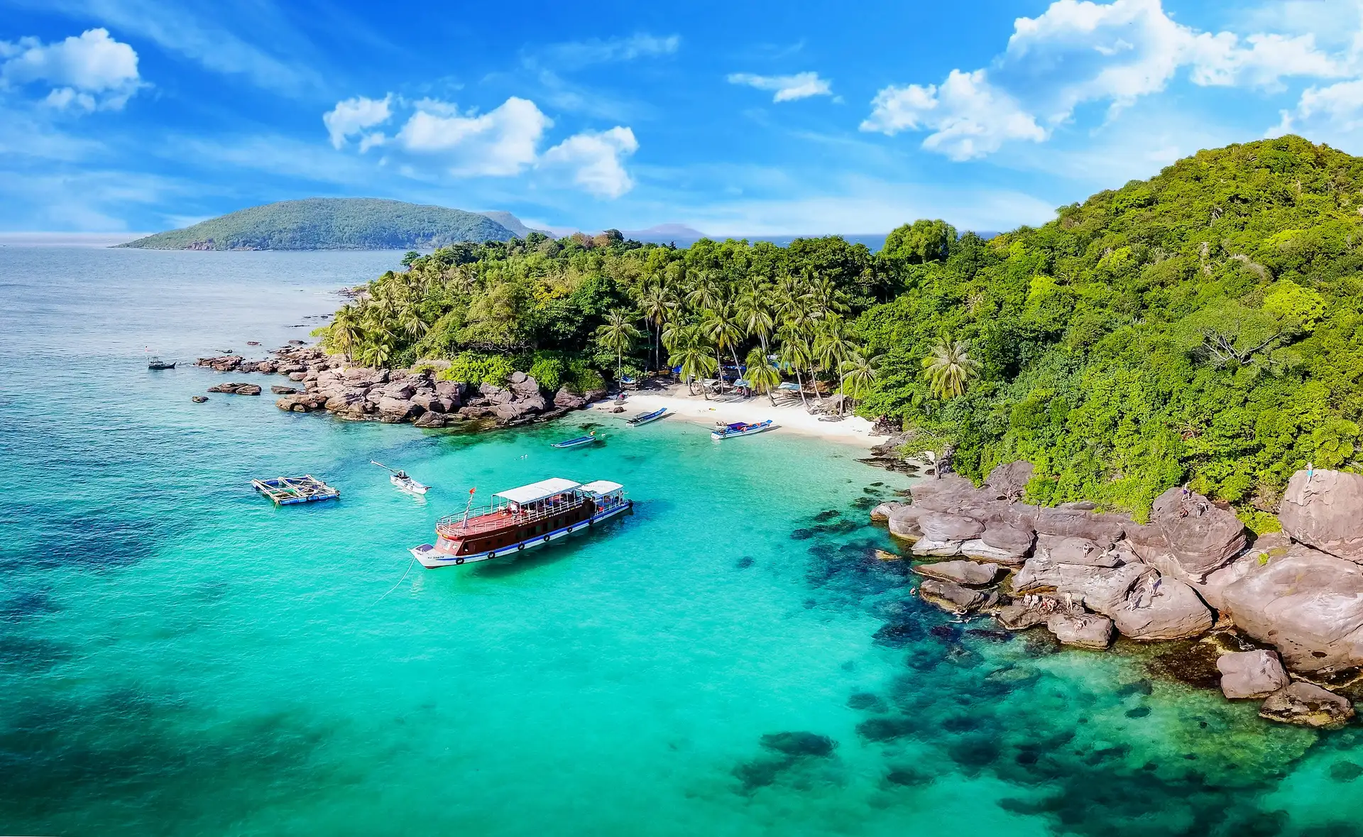 Vietnam del Nord e Isola di Phu Quoc – Tour di 6 Notti e 7 Giorni - Scopri il meglio del Vietnam in questo tour di 7 giorni! Esplora i siti storici di Hanoi, fai una crociera nella splendida Baia di Halong e rilassati sulle spiagge incontaminate di Phu Quoc. Include visite guidate della città, crociera nella Baia di Halong, VinWonders Phu Quoc e trasferimenti privati. Vietnam del Nord e Isola di Phu Quoc – Tour di 6 Notti e 7 Giorni - Immagine 4 di 5
