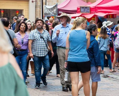 Visite guidée à pied de The Rocks d’une durée de 1 h 30 au départ de Sydney - Découvrez le plus ancien quartier de Sydney avec The Original Rocks Walking Tours. Profitez d’une visite guidée de 90 minutes à travers ruelles cachées, rues historiques et récits du port de Sydney avec des guides experts. Visite guidée à pied de The Rocks d’une durée de 1 h 30 au départ de Sydney - Image 2 sur 5