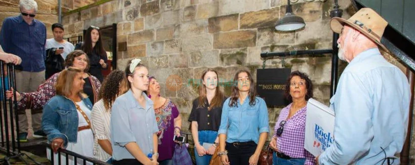 Visite guidée à pied de The Rocks d’une durée de 1 h 30 au départ de Sydney - Découvrez le plus ancien quartier de Sydney avec The Original Rocks Walking Tours. Profitez d’une visite guidée de 90 minutes à travers ruelles cachées, rues historiques et récits du port de Sydney avec des guides experts. Visite guidée à pied de The Rocks d’une durée de 1 h 30 au départ de Sydney - Image 4 sur 5
