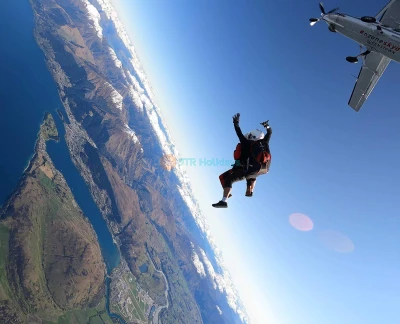 Skydive Queenstown Experience by NZONE - Experience thrilling tandem skydiving in Queenstown from 9,000 to 15,000 ft. Enjoy up to 60 seconds of free fall at 200 km/h with stunning Lake Wakatipu views. Safe, professional, and unforgettable. Skydive Queenstown Experience by NZONE - Image 5 of 5