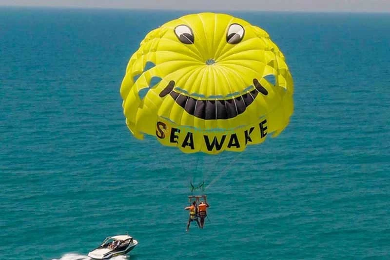 Parasailing a Dubai