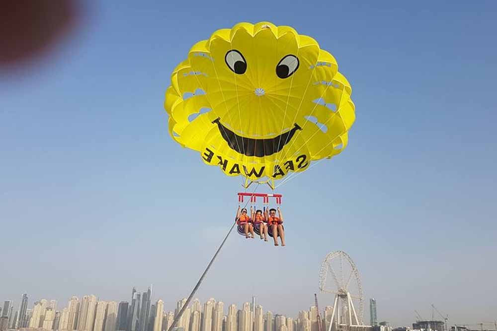 Parasailing in Dubai - Erleben Sie Dubai und sehen Sie die schöne Skyline der Jumeirah Beach Residence aus einer anderen Perspektive bei einer Parasailing-Aktivität mit bis zu 3 Ihrer Freunde. Genießen Sie Luftaufnahmen von Dubai Marina und Palm Island, während Sie über den Arabischen Golf schweben. Die Dauer jeder Sitzung beträgt 15 Minuten. Parasailing in Dubai - Bild 2 von 5