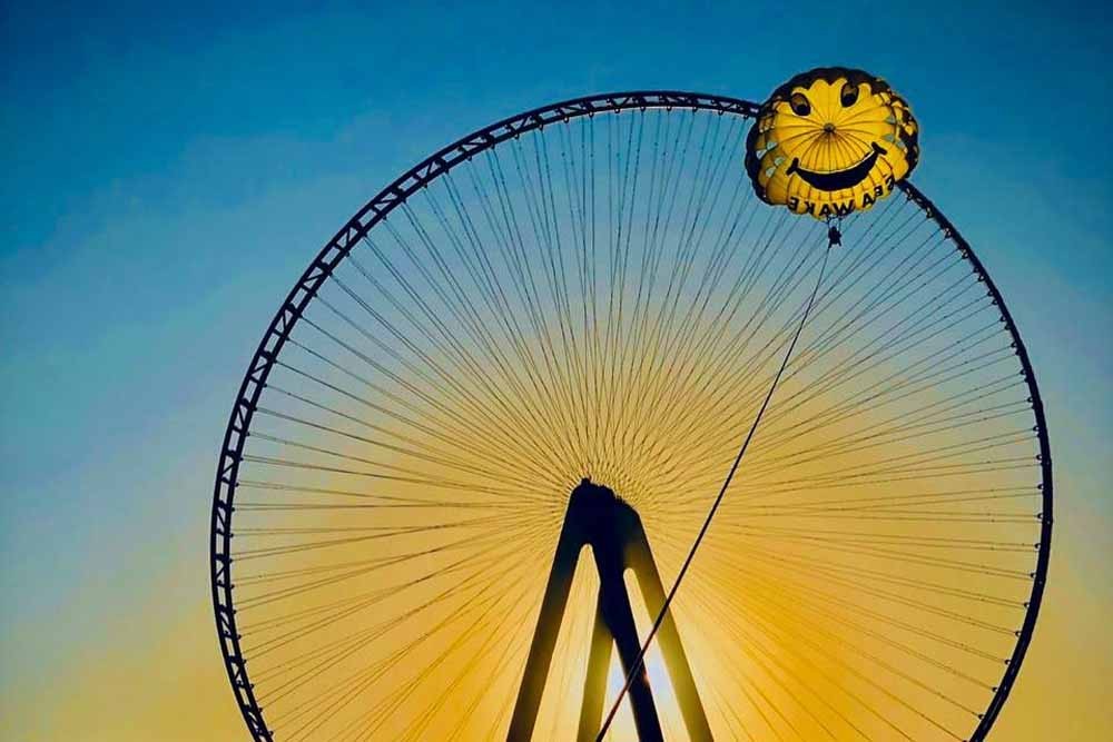 Parasailing in Dubai - Erleben Sie Dubai und sehen Sie die schöne Skyline der Jumeirah Beach Residence aus einer anderen Perspektive bei einer Parasailing-Aktivität mit bis zu 3 Ihrer Freunde. Genießen Sie Luftaufnahmen von Dubai Marina und Palm Island, während Sie über den Arabischen Golf schweben. Die Dauer jeder Sitzung beträgt 15 Minuten. Parasailing in Dubai - Bild 3 von 5