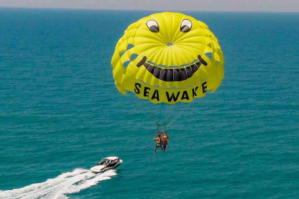 Parasailing in Dubai - Erleben Sie Dubai und sehen Sie die schöne Skyline der Jumeirah Beach Residence aus einer anderen Perspektive bei einer Parasailing-Aktivität mit bis zu 3 Ihrer Freunde. Genießen Sie Luftaufnahmen von Dubai Marina und Palm Island, während Sie über den Arabischen Golf schweben. Die Dauer jeder Sitzung beträgt 15 Minuten. Parasailing in Dubai - Bild 4 von 5