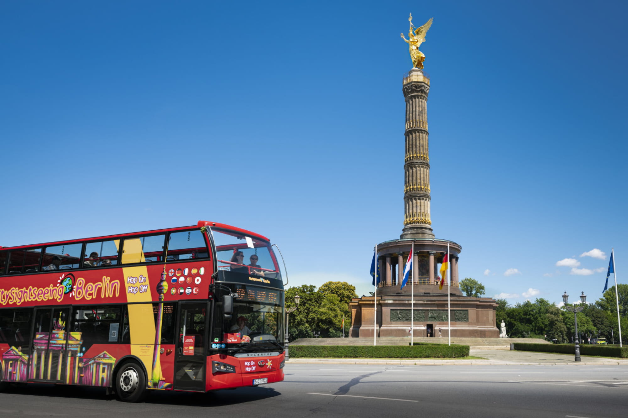 City Sightseeing Berlino Tour in Autobus Hop-on Hop-off - Esplora le migliori attrazioni di Berlino con un flessibile tour in autobus Hop-on Hop-off a doppio piano. Visita Brandenburg Gate, Checkpoint Charlie e altro con pass da 24 o 48 ore. City Sightseeing Berlino Tour in Autobus Hop-on Hop-off - Immagine 1 di 5
