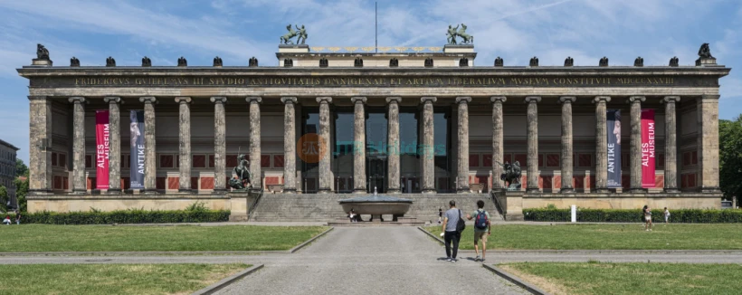 Stadtrundfahrt Berlin: Hop-on/Hop-off-Bustour - Explore top Berlin attractions on a flexible hop‑on hop‑off double‑decker bus tour. Visit Brandenburg Gate, Checkpoint Charlie & more with 24 or 48‑hour passes. Stadtrundfahrt Berlin: Hop-on/Hop-off-Bustour - Bild 4 von 5