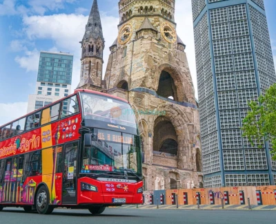Stadtrundfahrt Berlin: Hop-on/Hop-off-Bustour - Explore top Berlin attractions on a flexible hop‑on hop‑off double‑decker bus tour. Visit Brandenburg Gate, Checkpoint Charlie & more with 24 or 48‑hour passes. Stadtrundfahrt Berlin: Hop-on/Hop-off-Bustour - Bild 2 von 5