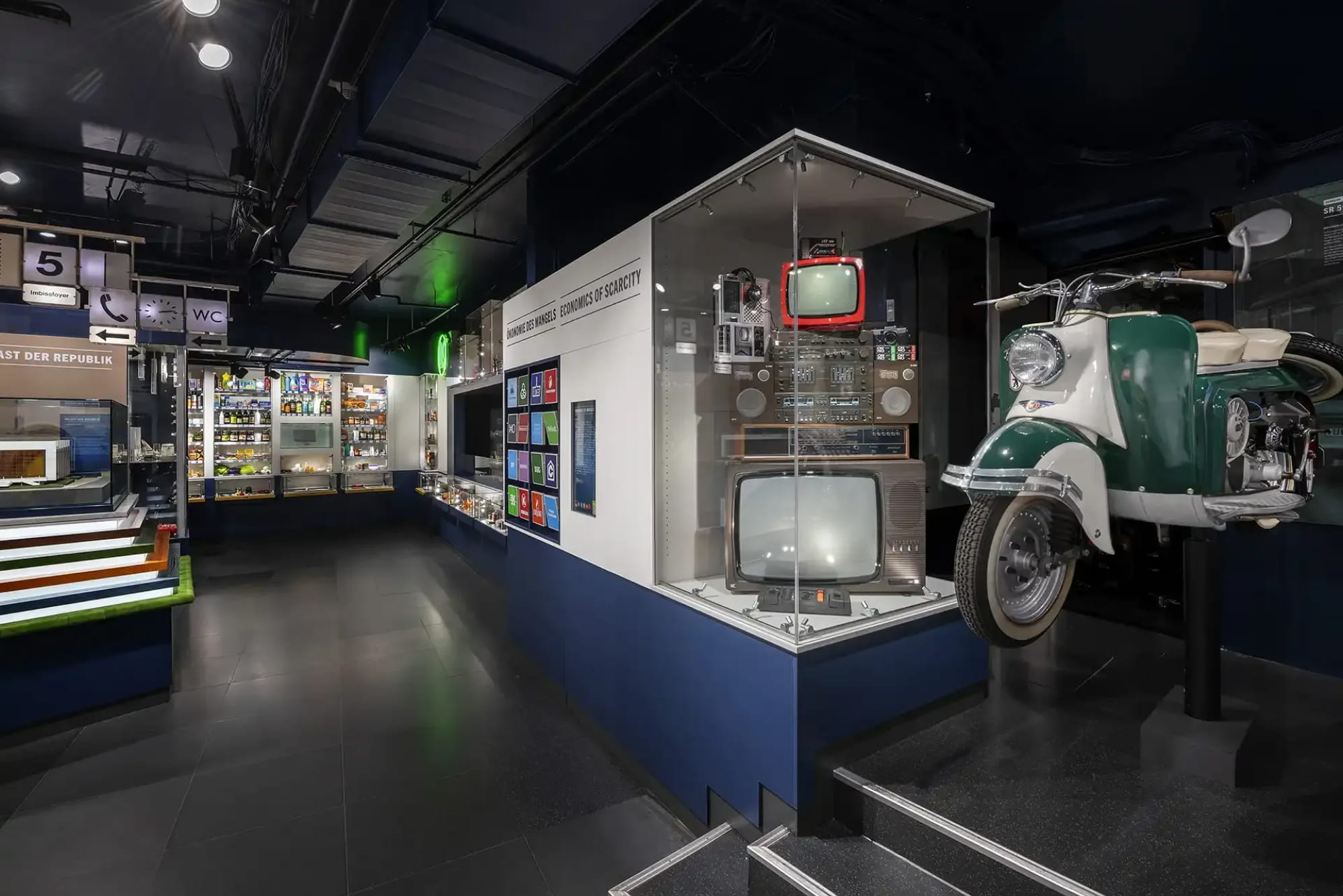 DDR Museum - Prenota i biglietti per il DDR Museum Berlino per un viaggio interattivo nella vita nella Germania Est Comunista. Esplora la sorveglianza della Stasi, attraversa un appartamento dell'epoca DDR e vivi la storia in questo museo unico del Muro di Berlino. DDR Museum - Immagine 1 di 5