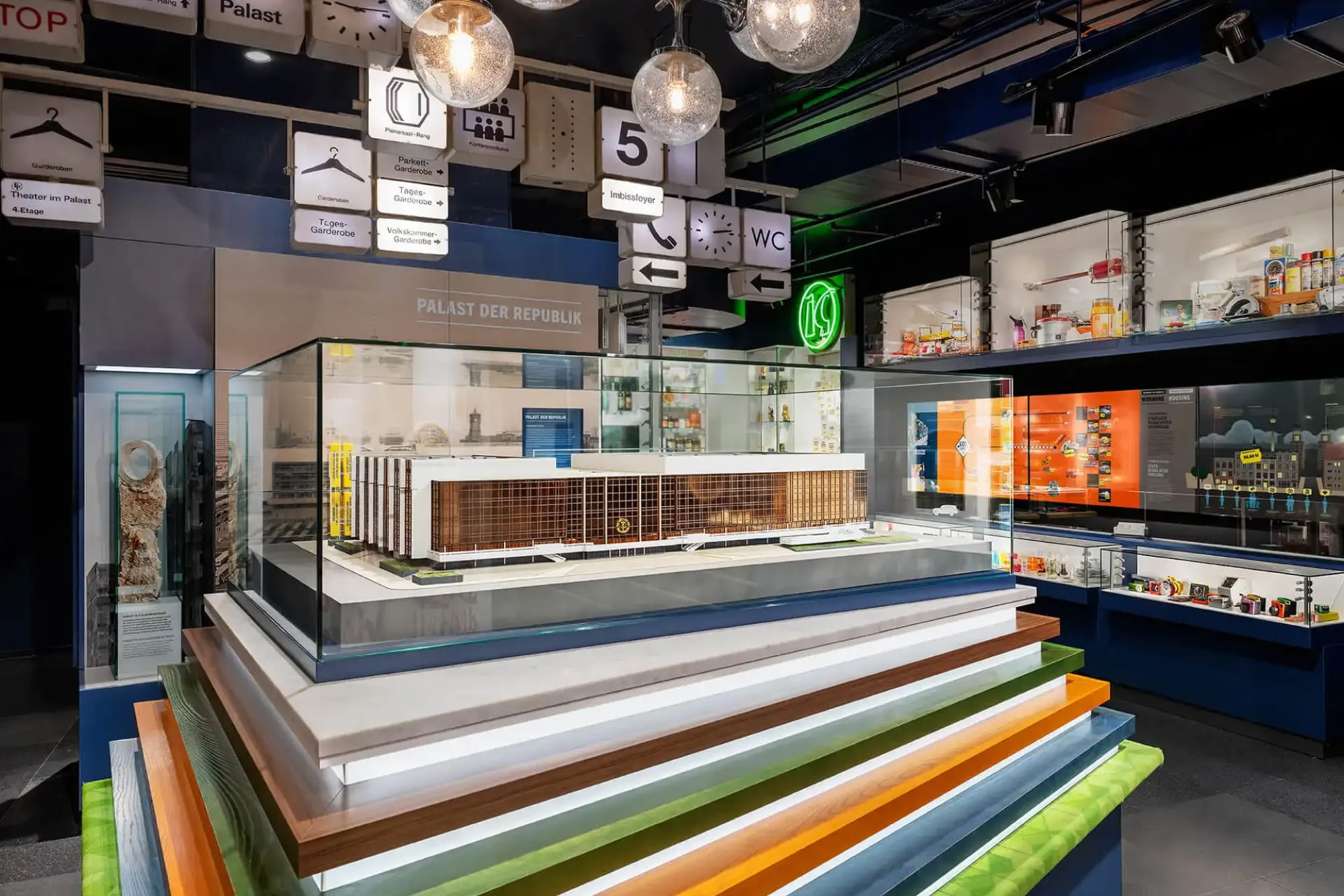 DDR Museum - Prenota i biglietti per il DDR Museum Berlino per un viaggio interattivo nella vita nella Germania Est Comunista. Esplora la sorveglianza della Stasi, attraversa un appartamento dell'epoca DDR e vivi la storia in questo museo unico del Muro di Berlino. DDR Museum - Immagine 4 di 5
