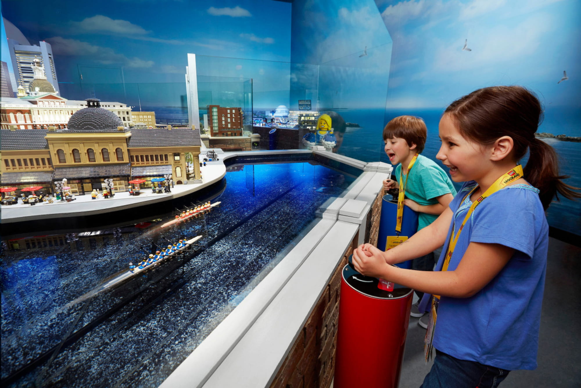 Билет в LEGOLAND Discovery Centre Berlin - Откройте для себя семейное веселье в LEGOLAND® Discovery Centre Berlin с захватывающими LEGO аттракционами, 4D кинотеатром, MINILAND® Berlin и интерактивными игровыми зонами—идеально для детей и фанатов LEGO всех возрастов. Билет в LEGOLAND Discovery Centre Berlin - Изображение 1 из 5