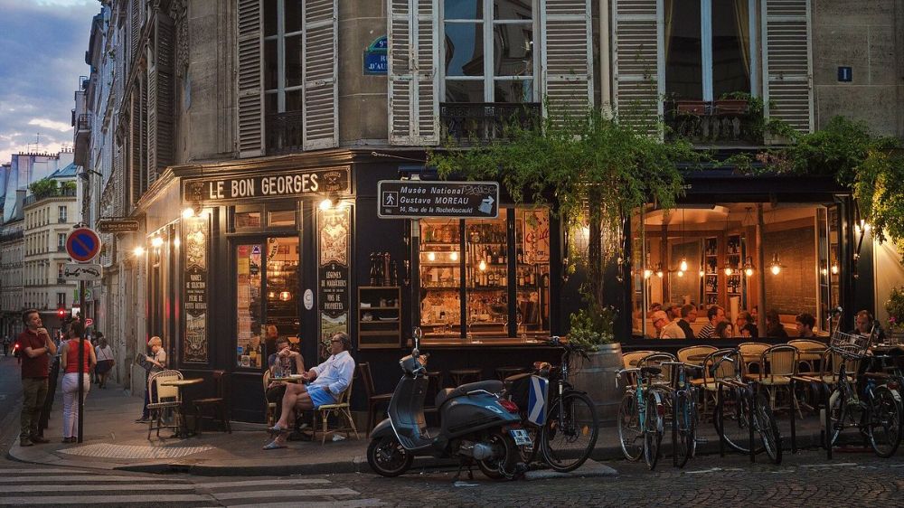 Esperienza Classica di 5 Giorni a Parigi - Goditi un pacchetto vacanze di 5 giorni a Parigi con un perfetto mix di visite guidate e tempo libero. Esplora il fascino di Parigi con i suoi iconici luoghi della città e tempo libero per scoprire la cultura, l'architettura e l'atmosfera vibrante a tuo ritmo. Ideale per una fuga rilassante e indimenticabile a Parigi. Esperienza Classica di 5 Giorni a Parigi - Immagine 3 di 5