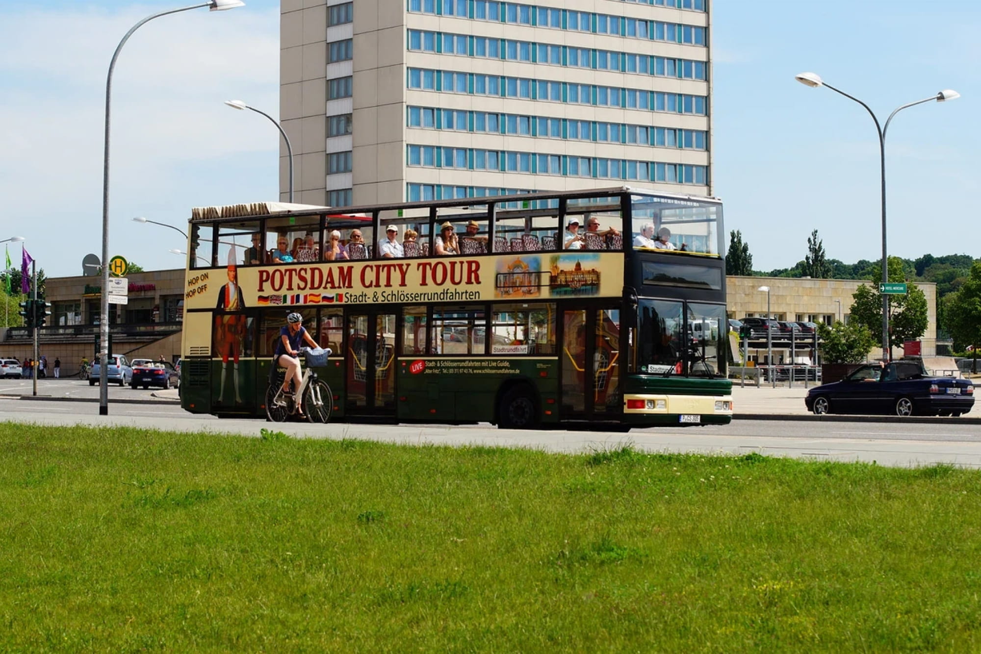 Обзорная экскурсия по Потсдаму на автобусе Hop-on Hop-off - Исследуйте главные достопримечательности с помощью экскурсии на автобусе Hop-on Hop-off в Потсдаме. Посетите Цецильенхоф, Новый дворец и другие места с гибким проездным на 1 день, аудиогидом и живописными видами с открытой крыши. Обзорная экскурсия по Потсдаму на автобусе Hop-on Hop-off - Изображение 4 из 5