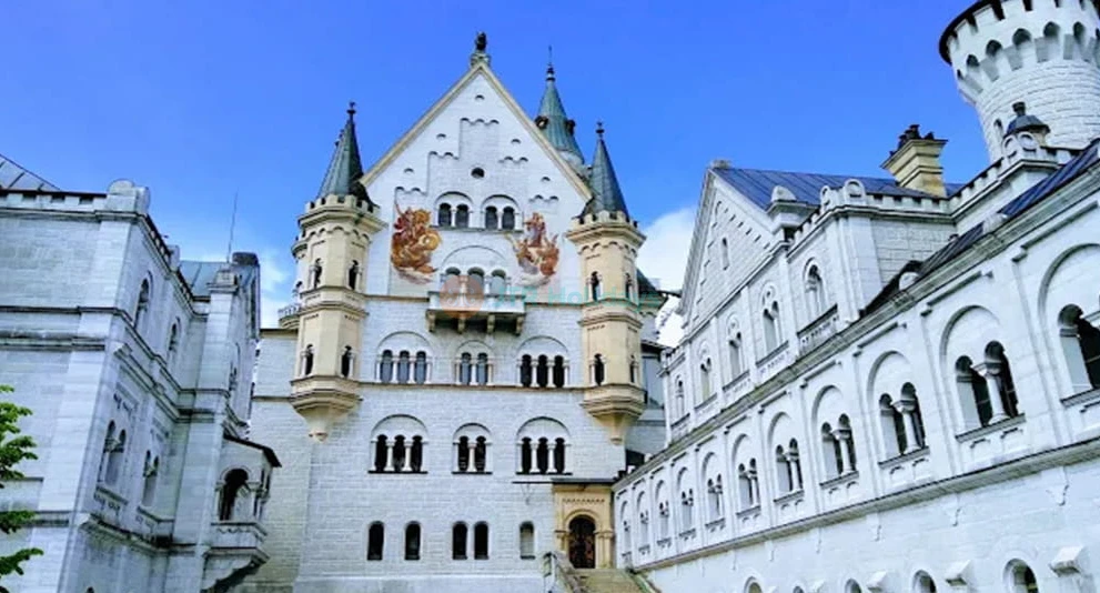 Neuschwanstein Castle: Entry Ticket - Buchen Sie Ihr Eintrittsticket für Schloss Neuschwanstein und erkunden Sie Deutschlands ikonisches Märchenschloss. Genießen Sie eine geführte Tour durch königliche Innenräume, atemberaubende Alpenblicke und erfahren Sie die Geschichte von König Ludwig II. Die Abholung der Eintrittskarten ist in Füssen erforderlich, bevor die Führung am Schloss beginnt. Neuschwanstein Castle: Entry Ticket - Bild 1 von 5