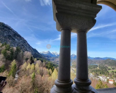 Neuschwanstein Castle: Entry Ticket - Buchen Sie Ihr Eintrittsticket für Schloss Neuschwanstein und erkunden Sie Deutschlands ikonisches Märchenschloss. Genießen Sie eine geführte Tour durch königliche Innenräume, atemberaubende Alpenblicke und erfahren Sie die Geschichte von König Ludwig II. Die Abholung der Eintrittskarten ist in Füssen erforderlich, bevor die Führung am Schloss beginnt. Neuschwanstein Castle: Entry Ticket - Bild 2 von 5