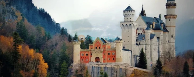 Neuschwanstein Castle: Entry Ticket - Buchen Sie Ihr Eintrittsticket für Schloss Neuschwanstein und erkunden Sie Deutschlands ikonisches Märchenschloss. Genießen Sie eine geführte Tour durch königliche Innenräume, atemberaubende Alpenblicke und erfahren Sie die Geschichte von König Ludwig II. Die Abholung der Eintrittskarten ist in Füssen erforderlich, bevor die Führung am Schloss beginnt. Neuschwanstein Castle: Entry Ticket - Bild 3 von 5