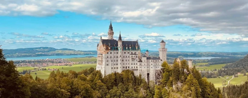 Neuschwanstein Castle: Entry Ticket - Buchen Sie Ihr Eintrittsticket für Schloss Neuschwanstein und erkunden Sie Deutschlands ikonisches Märchenschloss. Genießen Sie eine geführte Tour durch königliche Innenräume, atemberaubende Alpenblicke und erfahren Sie die Geschichte von König Ludwig II. Die Abholung der Eintrittskarten ist in Füssen erforderlich, bevor die Führung am Schloss beginnt. Neuschwanstein Castle: Entry Ticket - Bild 4 von 5