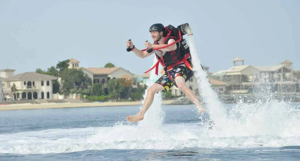 Jetpack à Dubaï - Le Jetpack fonctionne selon une idée similaire à celle de tout sport nautique. La première fois que vous pilotez un jetpack, vous êtes immédiatement surpris de constater que vous êtes en fait assis sur le siège et que tout votre poids est supporté par la selle. Les sangles du jetpack vous maintiennent en place, mais ne répartissent aucun de votre poids. Jetpack à Dubaï - Image 1 sur 5