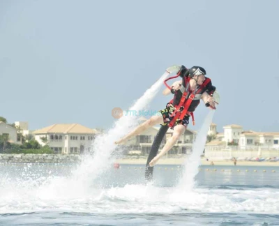 Jetpack à Dubaï - Le Jetpack fonctionne selon une idée similaire à celle de tout sport nautique. La première fois que vous pilotez un jetpack, vous êtes immédiatement surpris de constater que vous êtes en fait assis sur le siège et que tout votre poids est supporté par la selle. Les sangles du jetpack vous maintiennent en place, mais ne répartissent aucun de votre poids. Jetpack à Dubaï - Image 2 sur 5