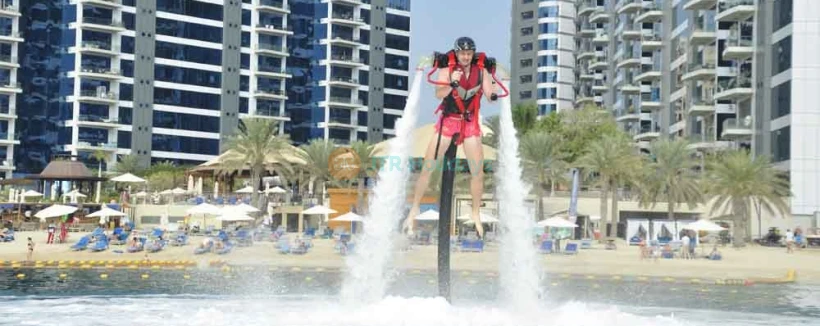 Jetpack à Dubaï - Le Jetpack fonctionne selon une idée similaire à celle de tout sport nautique. La première fois que vous pilotez un jetpack, vous êtes immédiatement surpris de constater que vous êtes en fait assis sur le siège et que tout votre poids est supporté par la selle. Les sangles du jetpack vous maintiennent en place, mais ne répartissent aucun de votre poids. Jetpack à Dubaï - Image 3 sur 5