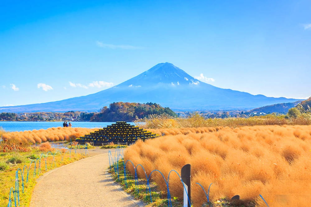 Mount Fuji scenic spot one-day tour - Explore Mount Fuji's most iconic spots on a guided one-day tour from Tokyo Station or Shinjuku Station. Visit Ladder Town (Fujiyoshida), Oshino Hakkai, Lake Kawaguchiko, and the famous Lawson convenience store. Daily departures, multilingual guides. Mount Fuji scenic spot one-day tour - Image 1 of 5