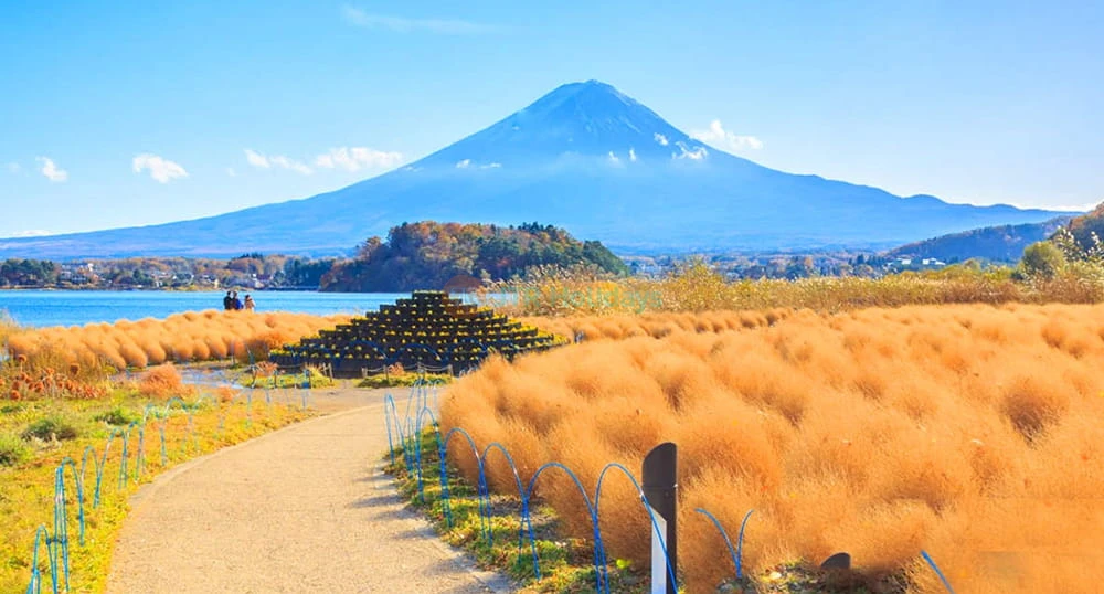 Mount Fuji scenic spot one-day tour - Explore Mount Fuji's most iconic spots on a guided one-day tour from Tokyo Station or Shinjuku Station. Visit Ladder Town (Fujiyoshida), Oshino Hakkai, Lake Kawaguchiko, and the famous Lawson convenience store. Daily departures, multilingual guides. Mount Fuji scenic spot one-day tour - Image 1 of 5