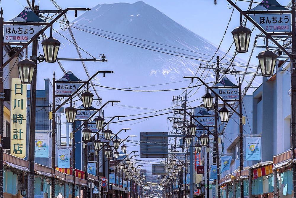 Mount Fuji scenic spot one-day tour - Explore Mount Fuji's most iconic spots on a guided one-day tour from Tokyo Station or Shinjuku Station. Visit Ladder Town (Fujiyoshida), Oshino Hakkai, Lake Kawaguchiko, and the famous Lawson convenience store. Daily departures, multilingual guides. Mount Fuji scenic spot one-day tour - Image 2 of 5