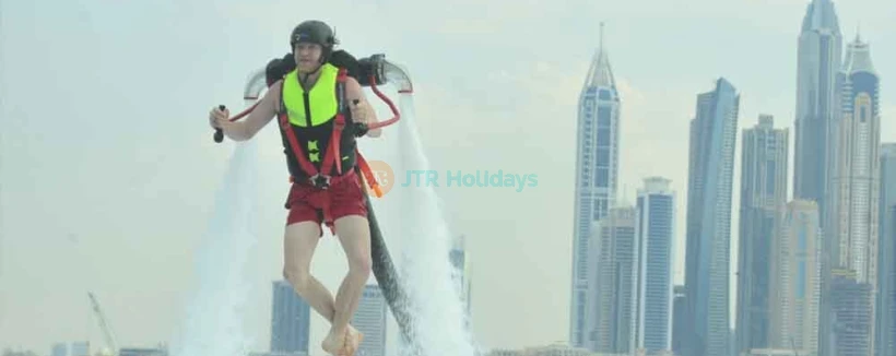 Jetpack à Dubaï - Le Jetpack fonctionne selon une idée similaire à celle de tout sport nautique. La première fois que vous pilotez un jetpack, vous êtes immédiatement surpris de constater que vous êtes en fait assis sur le siège et que tout votre poids est supporté par la selle. Les sangles du jetpack vous maintiennent en place, mais ne répartissent aucun de votre poids. Jetpack à Dubaï - Image 4 sur 5