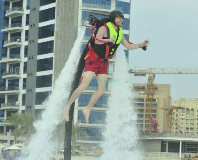 Jetpack à Dubaï - Le Jetpack fonctionne selon une idée similaire à celle de tout sport nautique. La première fois que vous pilotez un jetpack, vous êtes immédiatement surpris de constater que vous êtes en fait assis sur le siège et que tout votre poids est supporté par la selle. Les sangles du jetpack vous maintiennent en place, mais ne répartissent aucun de votre poids. Jetpack à Dubaï - Image 5 sur 5