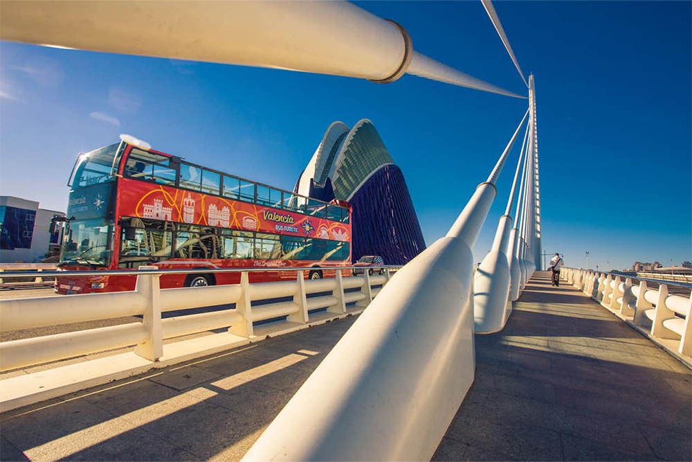 Valencia Bus Turistic hop-on hop-off bus - Explore Valencia with the Valencia Bus Turistic hop-on hop-off bus tour. Choose from 24 or 48-hour tickets and enjoy unlimited rides, panoramic views, and easy access to top attractions including the City of Arts and Sciences and Valencia’s historic center. Valencia Bus Turistic hop-on hop-off bus - Image 2 of 5