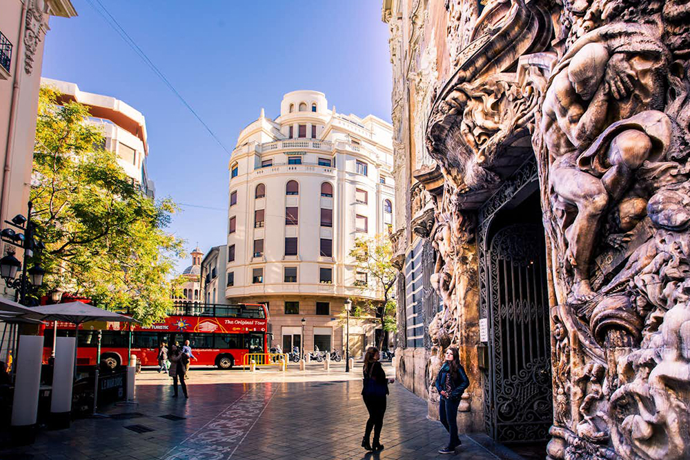 Valencia Bus Turistic hop-on hop-off bus - Explore Valencia with the Valencia Bus Turistic hop-on hop-off bus tour. Choose from 24 or 48-hour tickets and enjoy unlimited rides, panoramic views, and easy access to top attractions including the City of Arts and Sciences and Valencia’s historic center. Valencia Bus Turistic hop-on hop-off bus - Image 4 of 5