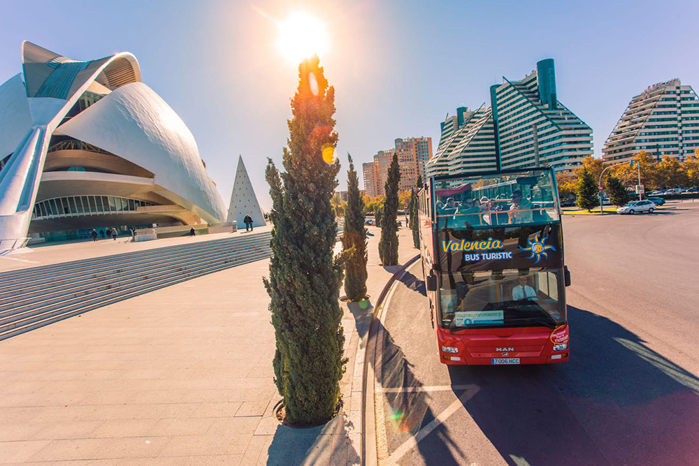 Valencia Bus Turistic hop-on hop-off bus - Explore Valencia with the Valencia Bus Turistic hop-on hop-off bus tour. Choose from 24 or 48-hour tickets and enjoy unlimited rides, panoramic views, and easy access to top attractions including the City of Arts and Sciences and Valencia’s historic center. Valencia Bus Turistic hop-on hop-off bus - Image 5 of 5