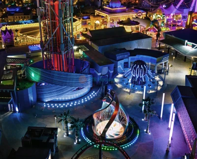 Six Flags Qiddiya City Ticket - Reserva entradas para Six Flags Ciudad Qiddiya para un día completo de emociones, atracciones y entretenimiento. Elige pases entre semana o de fin de semana, con paquetes de comida opcionales para una experiencia completa en el parque temático. Six Flags Qiddiya City Ticket - Imagen 2 de 5