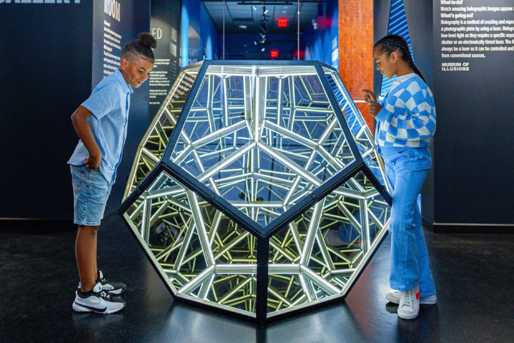 Museum of Illusions Valencia - Visit the Museum of Illusions Valencia and explore 60+ optical illusions, immersive rooms, and fun exhibits. A top attraction in Valencia for families, photos, and interactive experiences. Museum of Illusions Valencia - Image 3 of 5