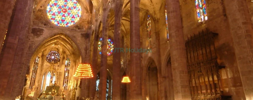 Mallorca Cathedral - Skip the line and visit Mallorca Cathedral (La Seu), a stunning 14th-century Gothic landmark in Palma. Explore grand interiors, royal tombs, and Gaudí’s unique renovations Mallorca Cathedral - Image 3 of 5