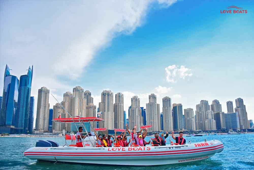 Tour del Barco del Amor Dubái - Comienza tu viaje en la Laguna de Dubai Marina, pasa por el mundialmente famoso hotel Burj Al Arab de 7 estrellas, luego dirígete al notorio hotel Atlantis The Palm en Palm Jumeirah. Confía en nosotros, son vistas impresionantes que no querrás perderte. Tour del Barco del Amor Dubái - Imagen 2 de 5