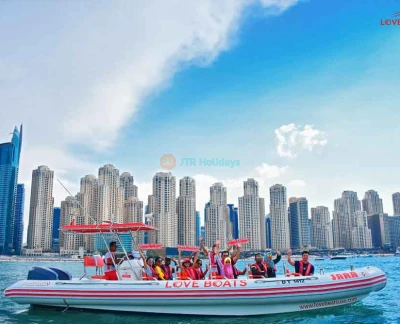 Excursion Bateau d'Amour à Dubaï - Commencez votre excursion dans le lagon de Dubai Marina, passez devant le mondialement célèbre hôtel Burj Al Arab 7 étoiles, puis dirigez-vous vers le réputé hôtel Atlantis The Palm sur Palm Jumeirah. Croyez-nous, ce sont des sites remarquables à ne pas manquer. Excursion Bateau d'Amour à Dubaï - Image 2 sur 5