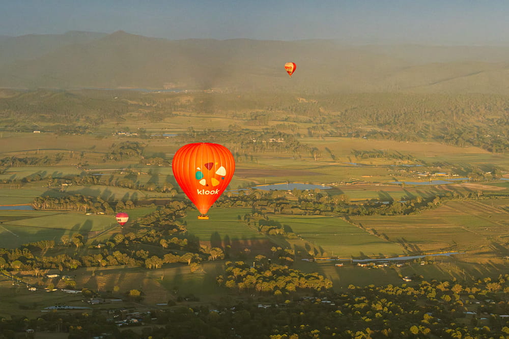 Gold Coast Hot Air Balloon Experience with Sparkling Wine - Enjoy a breathtaking hot air balloon ride over the Gold Coast Hinterland with expert pilots, shared transfers, and sparkling wine. Safe, scenic, and unforgettable half-day experience. Gold Coast Hot Air Balloon Experience with Sparkling Wine - Image 2 of 5