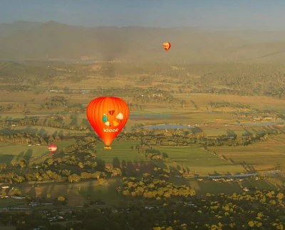 Gold Coast Hot Air Balloon Experience with Sparkling Wine - Enjoy a breathtaking hot air balloon ride over the Gold Coast Hinterland with expert pilots, shared transfers, and sparkling wine. Safe, scenic, and unforgettable half-day experience. Gold Coast Hot Air Balloon Experience with Sparkling Wine - Image 2 of 5