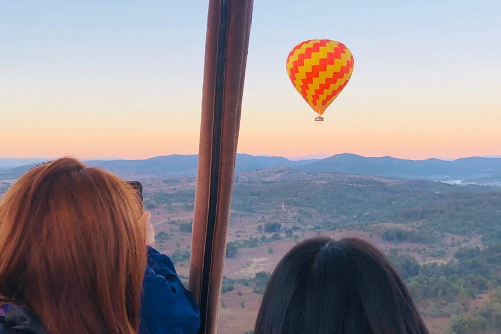 Gold Coast Hot Air Balloon Experience with Sparkling Wine - Enjoy a breathtaking hot air balloon ride over the Gold Coast Hinterland with expert pilots, shared transfers, and sparkling wine. Safe, scenic, and unforgettable half-day experience. Gold Coast Hot Air Balloon Experience with Sparkling Wine - Image 4 of 5