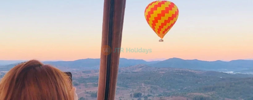 Gold Coast Hot Air Balloon Experience with Sparkling Wine - Enjoy a breathtaking hot air balloon ride over the Gold Coast Hinterland with expert pilots, shared transfers, and sparkling wine. Safe, scenic, and unforgettable half-day experience. Gold Coast Hot Air Balloon Experience with Sparkling Wine - Image 4 of 5