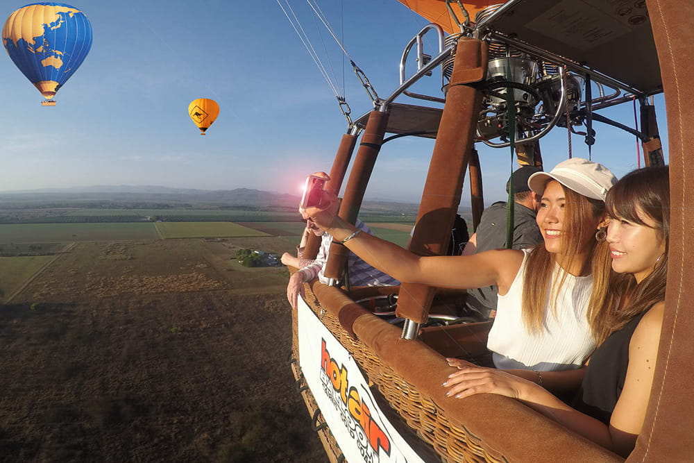 Cairns Hot Air Balloon Flight with 3-Course Meal and Drink - Experience a stunning sunrise hot air balloon ride over Cairns and the Atherton Tablelands. Enjoy scenic views, transfers, photos, bubbly on landing, and a 3-course meal voucher. Cairns Hot Air Balloon Flight with 3-Course Meal and Drink - Image 5 of 5