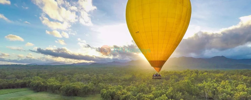 Cairns Hot Air Balloon Flight with 3-Course Meal and Drink - Experience a stunning sunrise hot air balloon ride over Cairns and the Atherton Tablelands. Enjoy scenic views, transfers, photos, bubbly on landing, and a 3-course meal voucher. Cairns Hot Air Balloon Flight with 3-Course Meal and Drink - Image 4 of 5