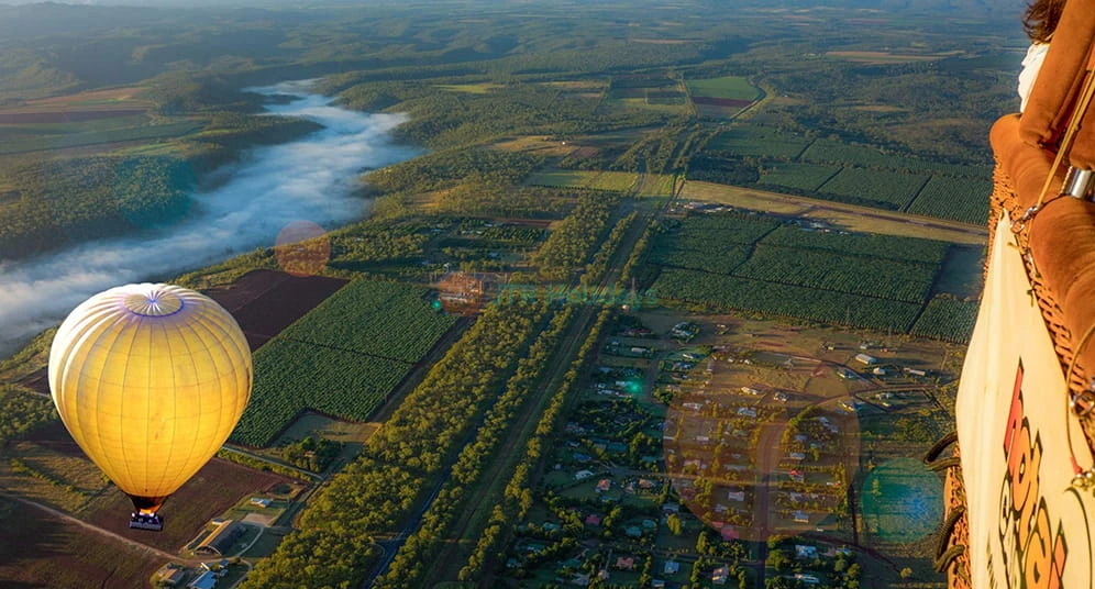 Cairns Hot Air Balloon and Jet Boat Experience - Experience a sunrise hot air balloon flight over the Atherton Tablelands and enjoy a thrilling 35-minute jet boat ride on Trinity Inlet. Includes stunning views, sparkling wine, and digital photos. Cairns Hot Air Balloon and Jet Boat Experience - Image 1 of 5