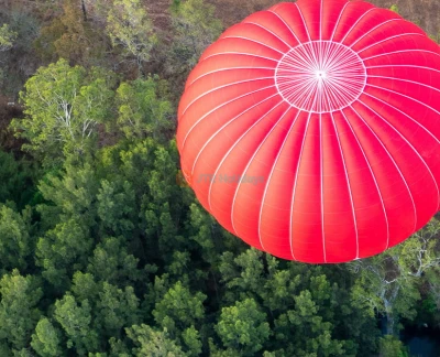 Cairns Hot Air Balloon and Jet Boat Experience - Experience a sunrise hot air balloon flight over the Atherton Tablelands and enjoy a thrilling 35-minute jet boat ride on Trinity Inlet. Includes stunning views, sparkling wine, and digital photos. Cairns Hot Air Balloon and Jet Boat Experience - Image 2 of 5